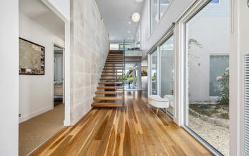 Ce sunt pardoselile autoadezive? Cum să le folosiți acasă?